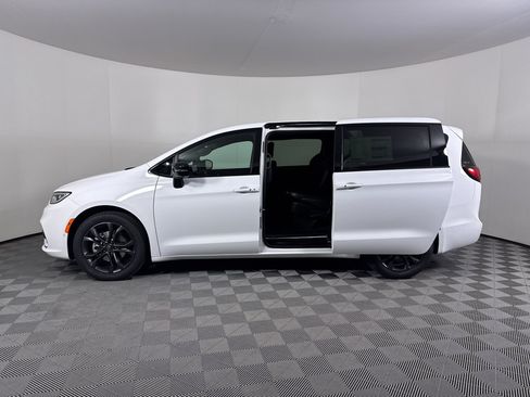 New 2026 Chrysler Pacifica Select FWD image 11