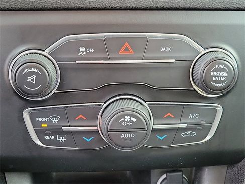 Used 2016 Dodge Charger SXT image 25