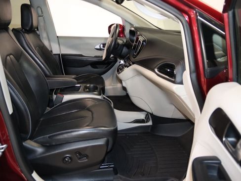 Used 2018 Chrysler Pacifica Limited FWD image 53