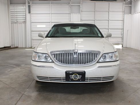 Used 2004 Lincoln Town Car Signature image 3