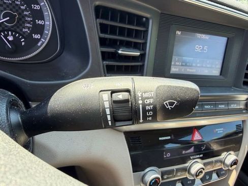 Used 2020 Hyundai Elantra SE FWD image 11