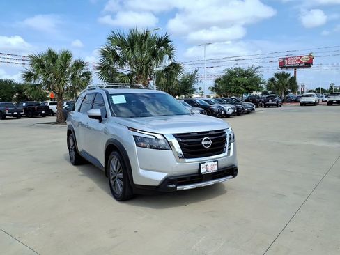Used 2025 Nissan Pathfinder SL w/ SL Premium Package FWD image 7