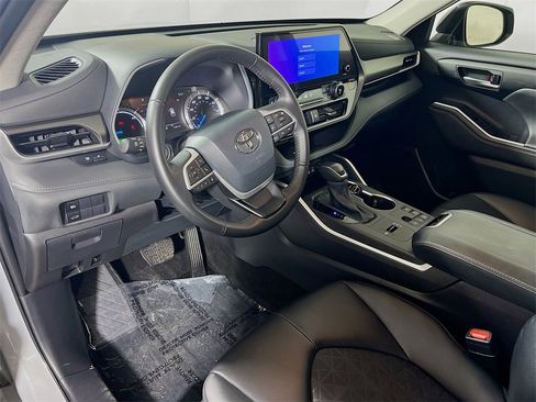 Certified 2024 Toyota Highlander XLE image 10