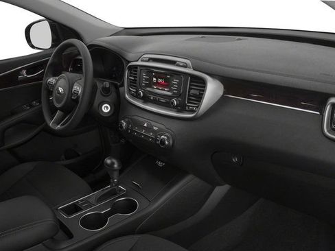 Used 2018 Kia Sorento FWD image 19