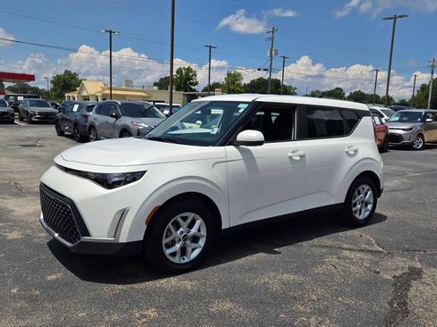 Used 2025 Kia Soul LX w/ LX Technology Package FWD image 3