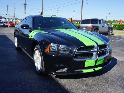 Used 2014 Dodge Charger SE RWD image 3
