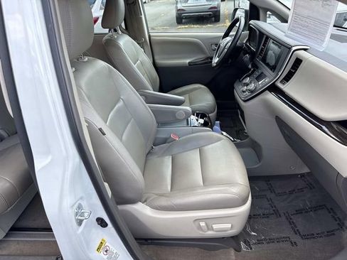 Used 2017 Toyota Sienna XLE FWD image 9