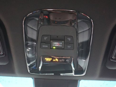 Used 2021 Toyota Venza Limited image 26