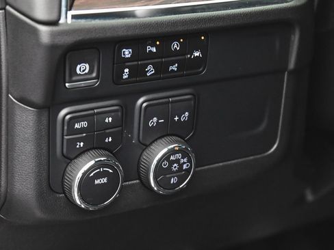 Used 2025 Chevrolet Tahoe Z71 AWD/4WD image 25
