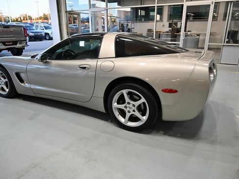 Used 2000 Chevrolet Corvette Coupe w/ Roof Pkg image 9