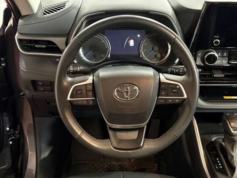 Used 2024 Toyota Highlander XLE AWD/4WD image 24