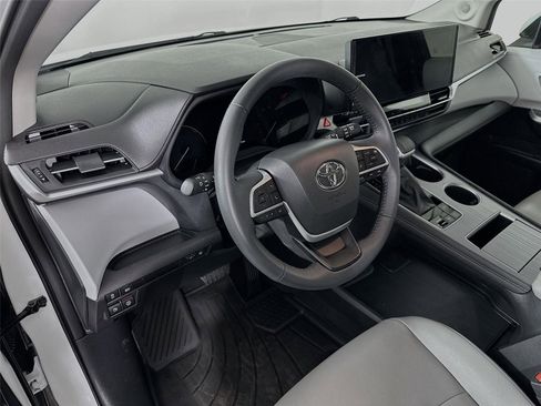 Used 2025 Toyota Sienna XLE w/ XLE Plus Package image 24