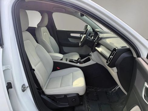 Used 2021 Volvo XC40 T4 Momentum FWD image 17