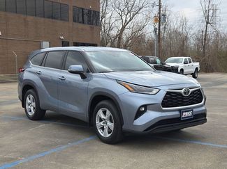 Used 2023 Toyota Highlander LE video 3