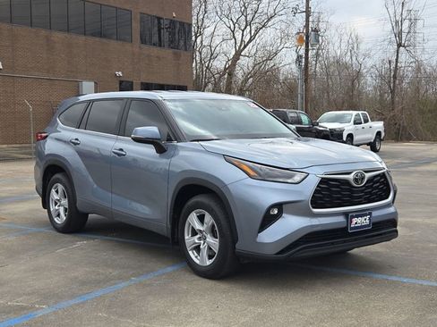 Used 2023 Toyota Highlander LE image 3