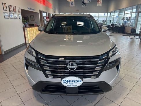 Used 2024 Nissan Rogue SV image 2