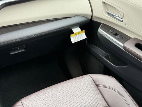Used 2023 Toyota Sienna Platinum AWD/4WD image 16