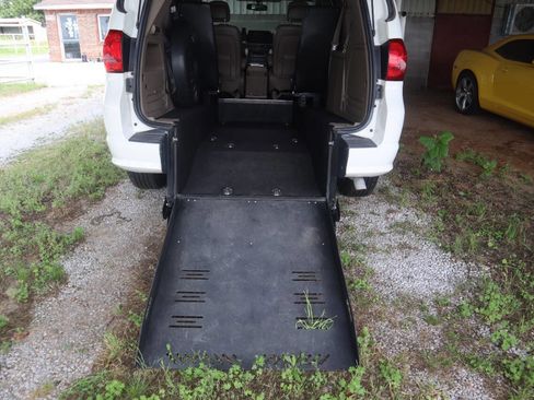Used 2012 Volkswagen Routan SEL FWD image 22