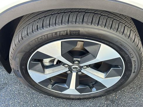 Certified 2026 Volvo XC40 B5 Plus AWD/4WD image 33