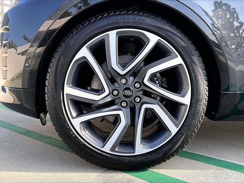 Used 2024 Land Rover Discovery Metropolitan Edition image 8