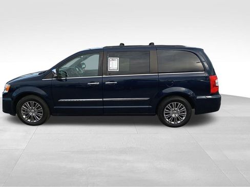 Used 2014 Chrysler Town & Country Touring-L w/ Driver Convenience Group image 2