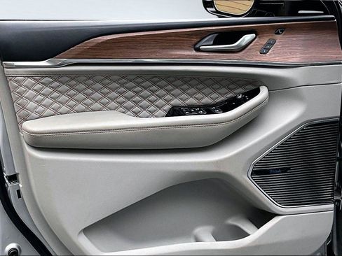 Used 2022 Jeep Grand Cherokee L Summit w/ Advanced Protech Group IV image 24