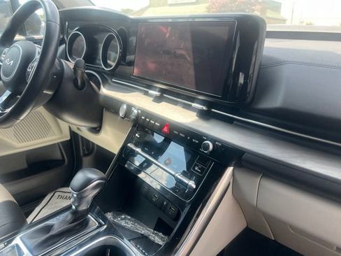 Used 2024 Kia Carnival EX FWD image 9