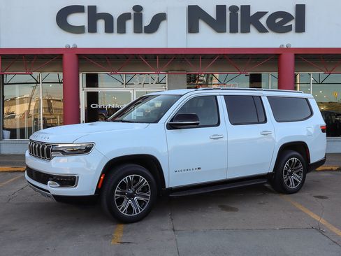 Used 2024 Jeep Wagoneer L Series II w/ Flexible Seating Group image 1