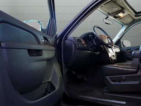 Used 2014 Chevrolet Suburban LTZ image 11