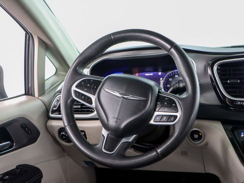 Used 2023 Chrysler Pacifica Touring-L image 12