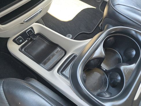 Used 2019 Chrysler Pacifica Touring-L image 24