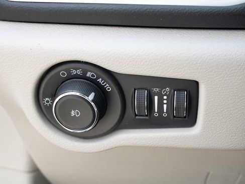 Used 2023 Chrysler Pacifica Touring-L FWD image 8