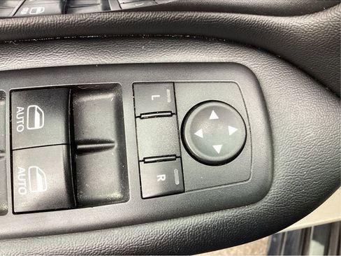 Used 2019 Dodge Grand Caravan SE w/ UConnect Hands-Free Group image 38