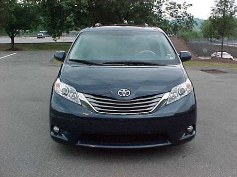 Used 2012 Toyota Sienna XLE image 26
