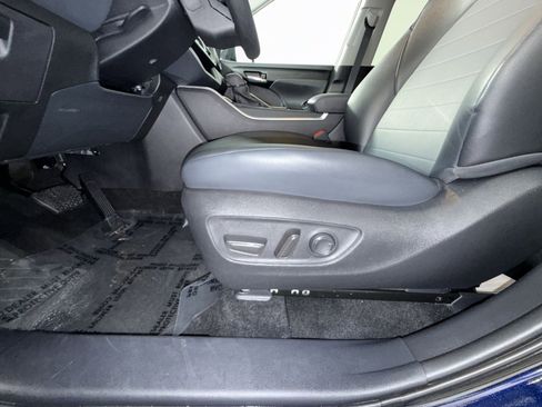 Used 2025 Toyota Highlander XLE FWD image 14