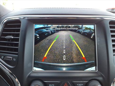 Used 2018 Jeep Grand Cherokee Limited image 21