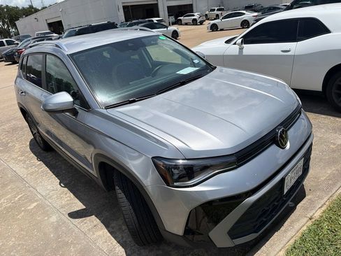 Used 2026 Volkswagen Taos SE FWD image 6
