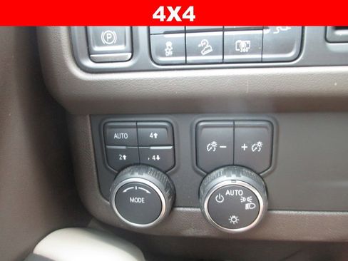 Certified 2022 Chevrolet Suburban Z71 w/ Luxury Package AWD/4WD image 32
