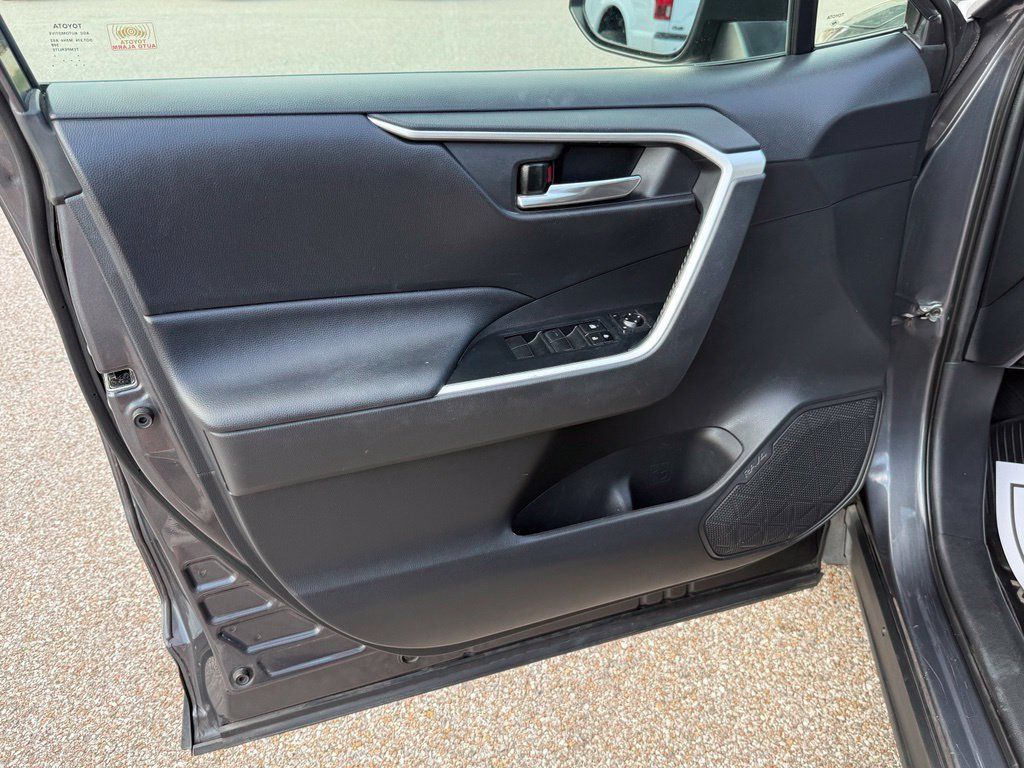 Used 2019 Toyota RAV4 XLE w/ Convenience Package FWD image 26