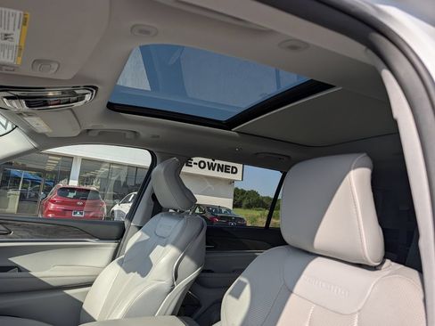 Used 2022 Jeep Grand Cherokee L Overland w/ Luxury Tech Group IV RWD image 28