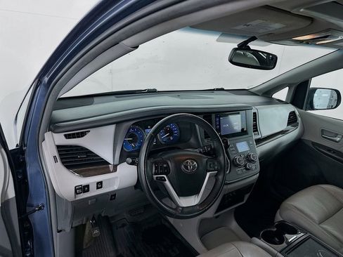 Used 2017 Toyota Sienna XLE image 9