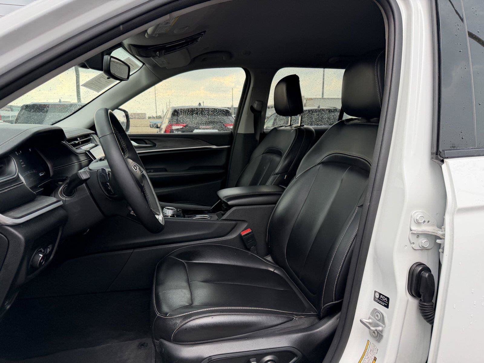 Used 2023 Jeep Grand Cherokee Limited w/ Black Appearance Package AWD/4WD image 15