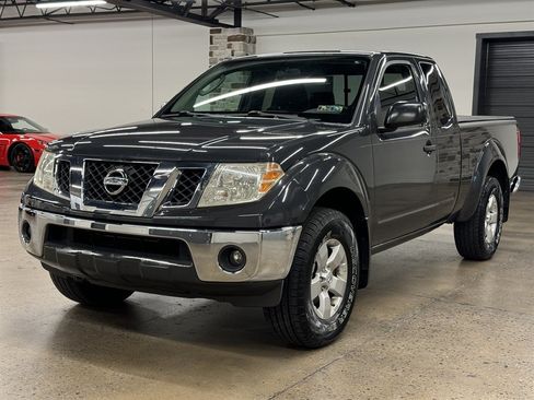 Used 2010 Nissan Frontier SE w/ SE Value Truck Pkg AWD/4WD image 3