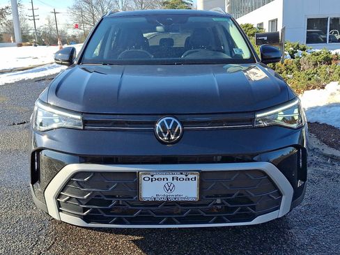 Certified 2025 Volkswagen Taos SE w/ Panoramic Sunroof Package image 2