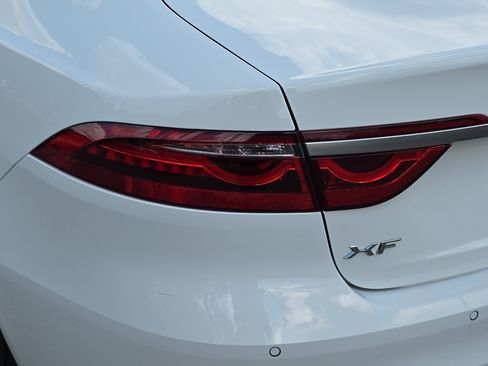 Used 2022 Jaguar XF SE RWD image 36