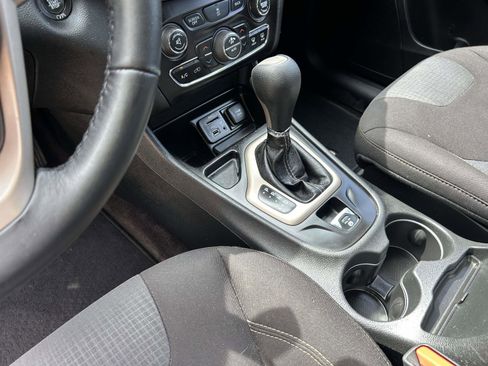 Used 2017 Jeep Cherokee Latitude w/ Comfort/Convenience Group FWD image 16