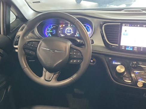 Used 2024 Chrysler Pacifica Limited FWD image 19