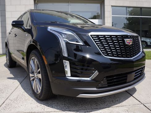 Used 2025 Cadillac XT5 Premium Luxury w/ Technology Package image 2