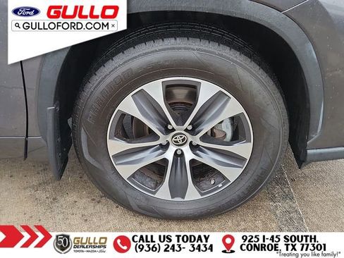 Used 2024 Toyota Highlander XLE AWD/4WD image 30