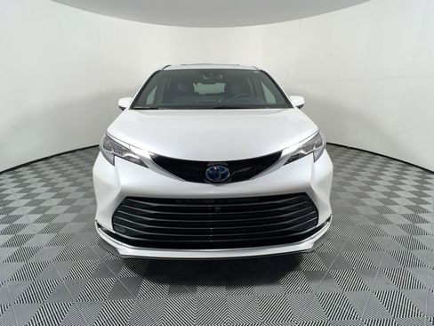 Used 2025 Toyota Sienna Platinum image 10